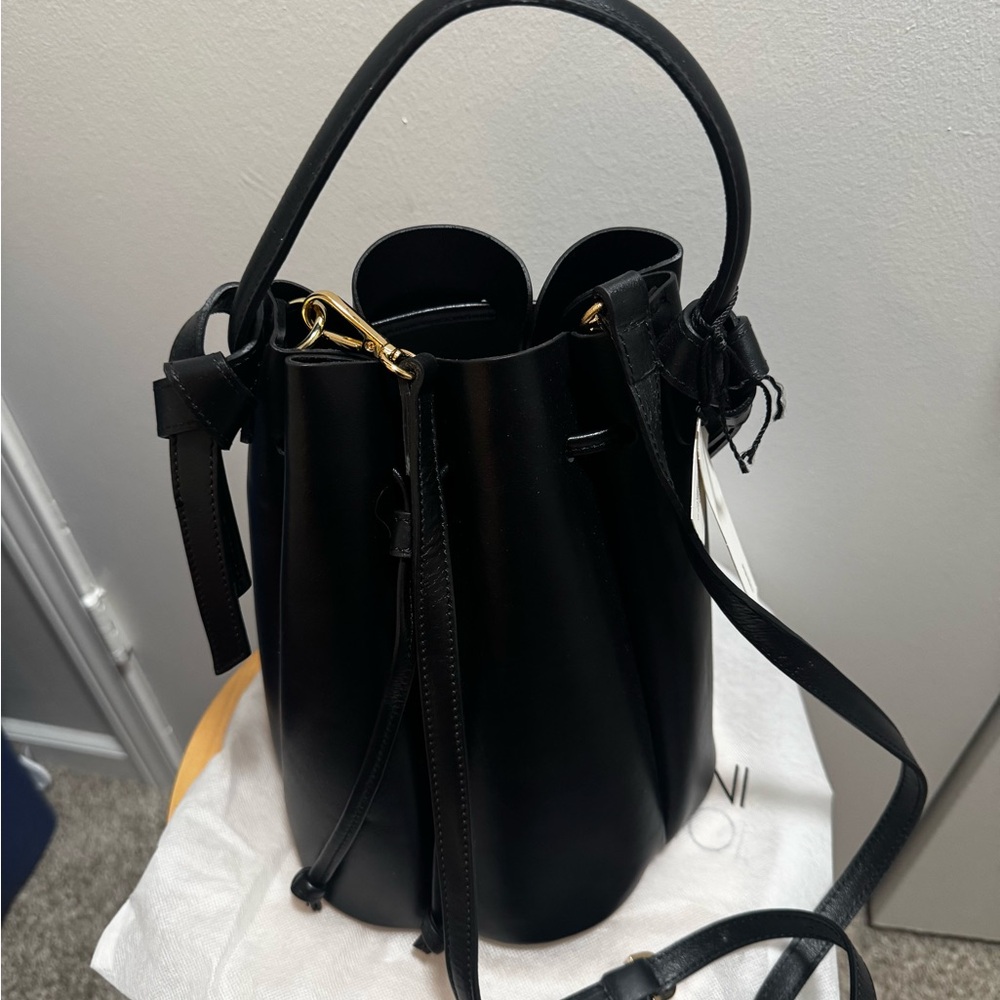 Elegant Black Leather Shoulder Bag - Picture 2 of 4